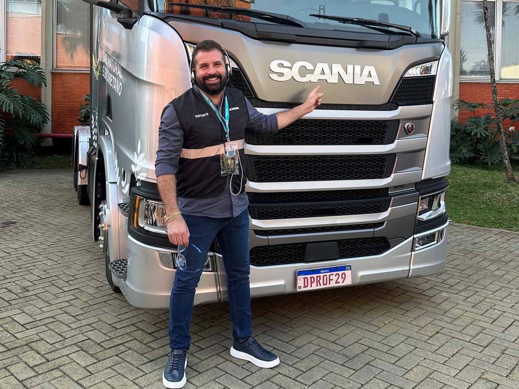 Ricardo da recicla visita fábrica da Scania em São Paulo 