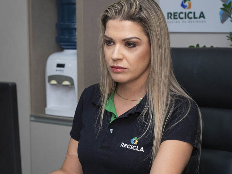 Naira diretora de recicla em parai rs