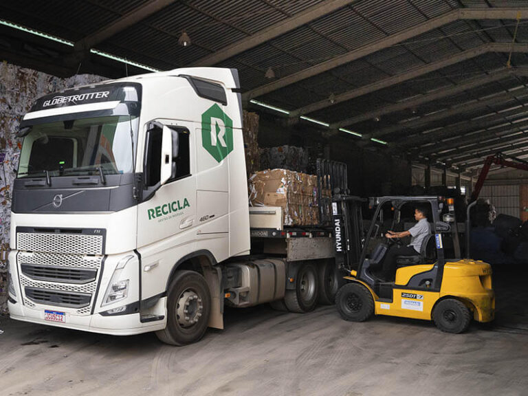 emplilhadeira carregando resíduos reciclaveis na unidade da recicla em Paraí rs