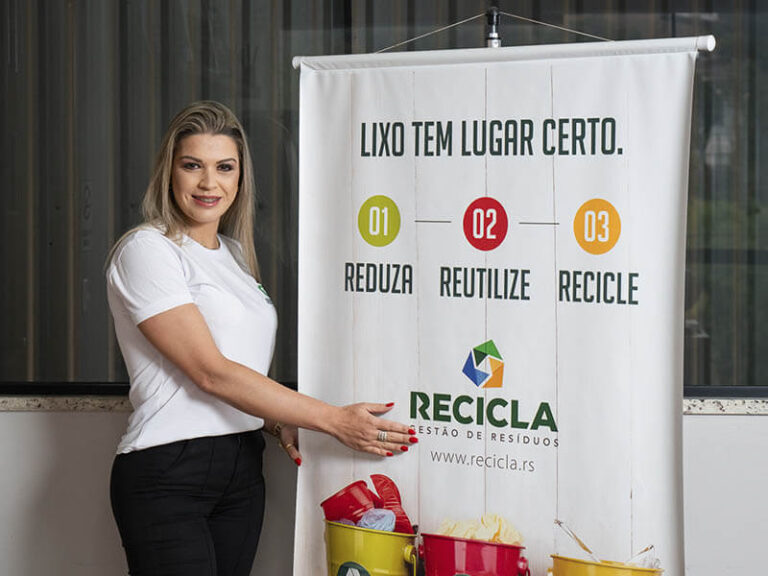 Naira diretora da Recicla RS explicando processo de reciclagem